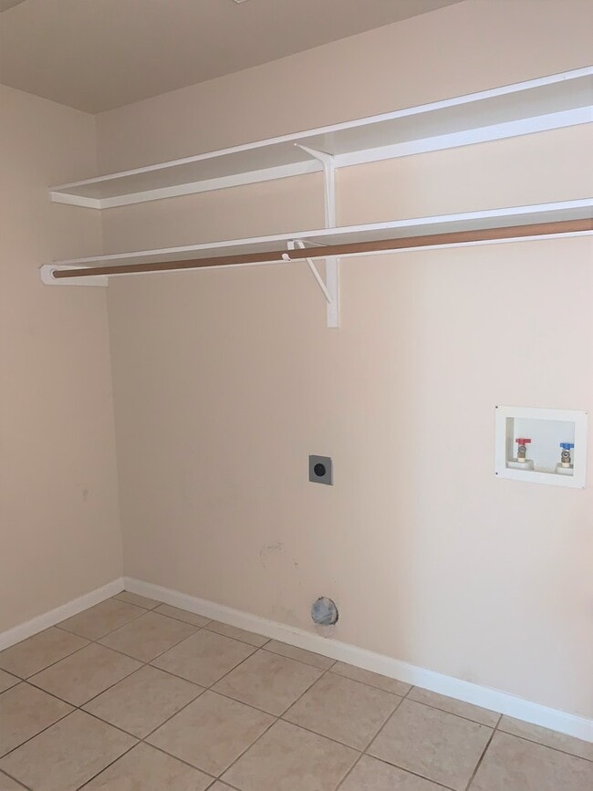 Building Photo - Two story home on large lot in the Ridge a...