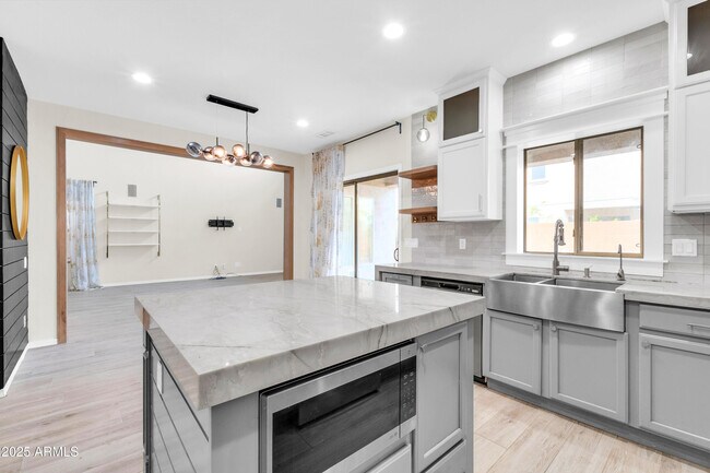 Building Photo - 2040 W Kathleen Rd