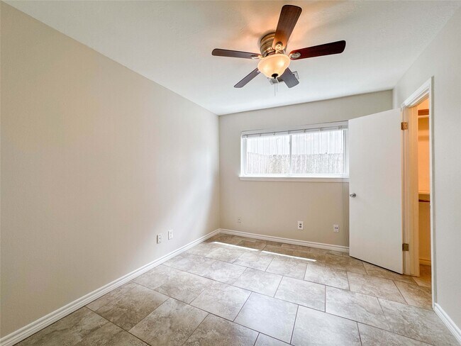 Building Photo - 217 Mary Ann Dr