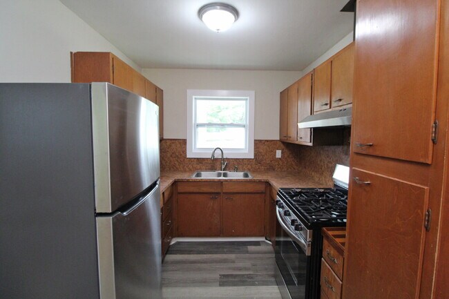 Building Photo - Updated 3-Bedroom Home with Carport & Outdoor Laundry!