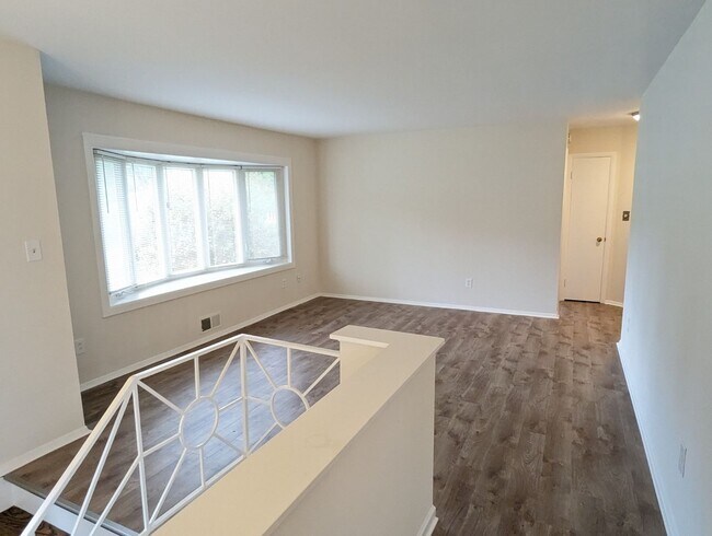 Building Photo - Split foyer SFH in established neighborhoo...
