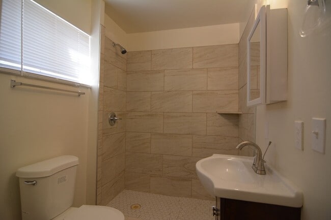 Building Photo - Remodeled 2 Bedroom 1 Bath House! (Back Unit) Central Tucson Location!