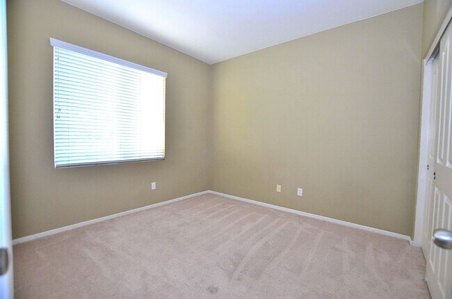 Building Photo - 4Br/3-1/2 bathroom Home