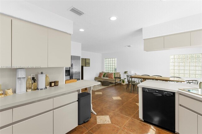 Building Photo - 1060 Capistrano