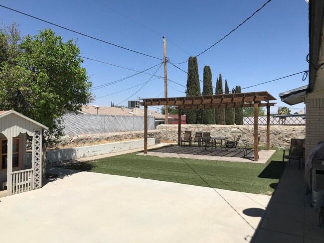 Building Photo - 10229 Ashwood Dr