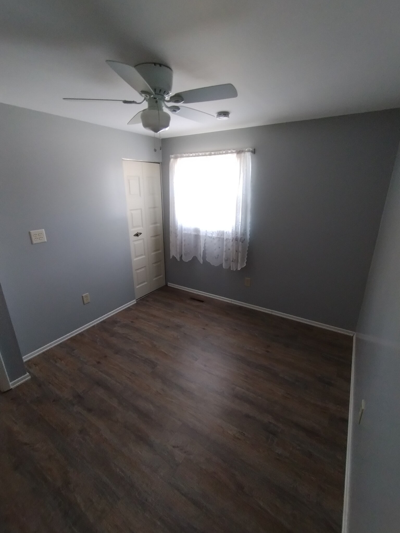 Spare bedroom with built in closet - 8306 Park Rd