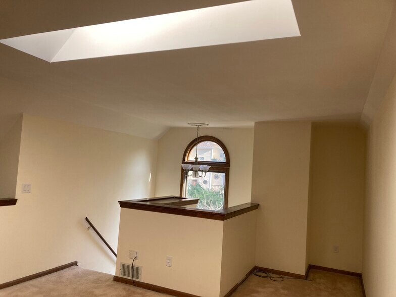 Building Photo - 10 De Marchis Dr