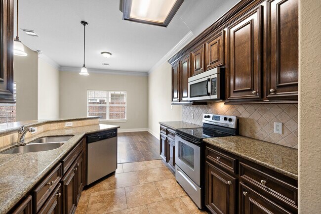 Building Photo - 2865 Westhollow Dr