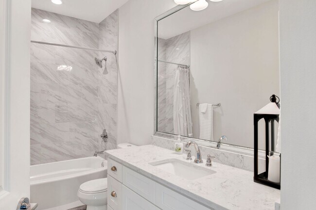 Building Photo - 3 bed East Hill Townhome