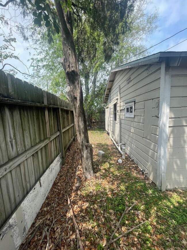 Building Photo - 902 W Lakeside Dr