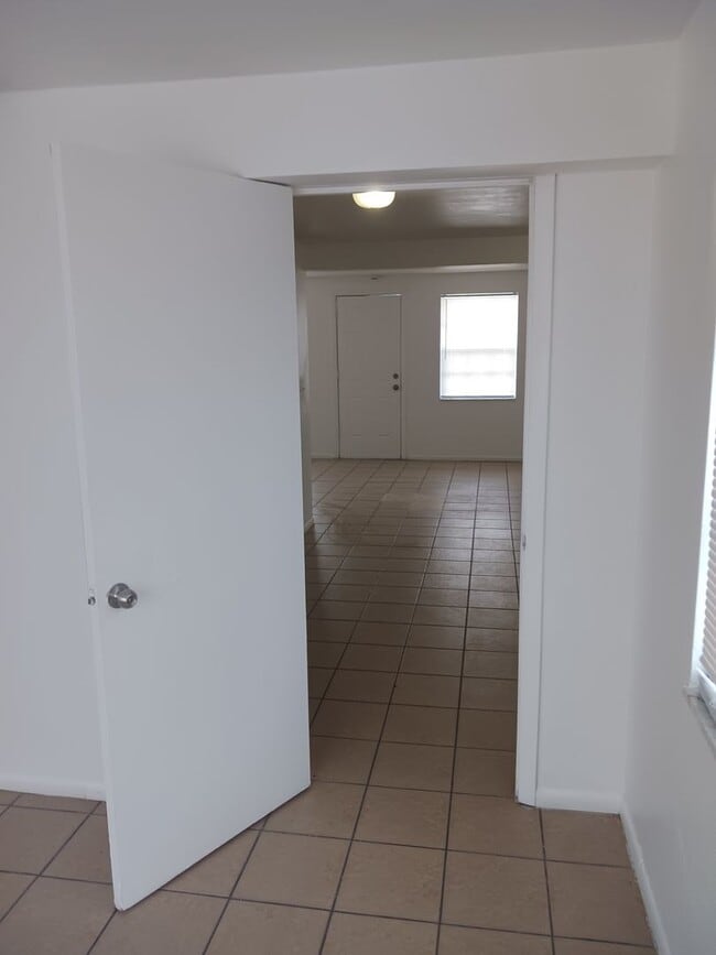 Building Photo - 3 bed home in Holiday, FL!