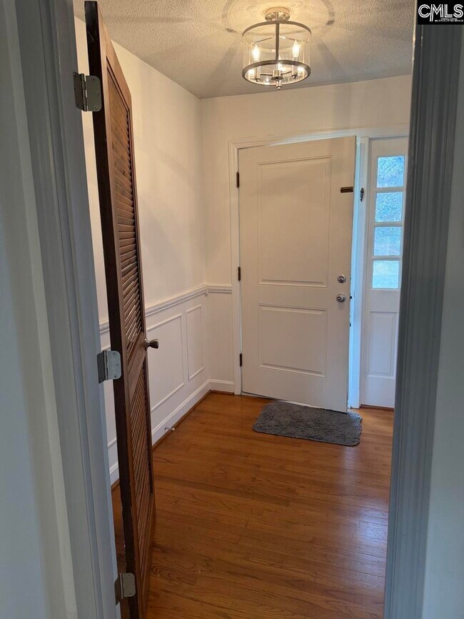 Building Photo - 511 Shady Ln