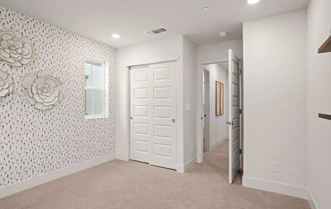 Building Photo - WOW!  Former Roseville Model Home 4/3 + SOLAR!  Please read entire ad for viewings!