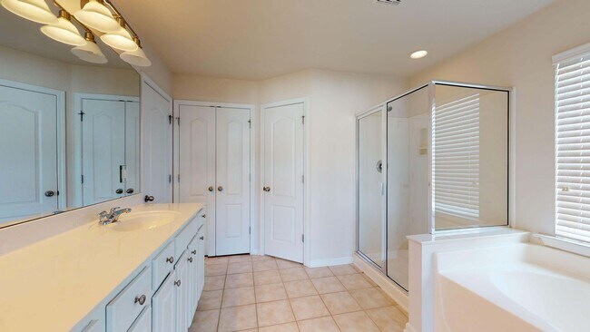 Building Photo - Beautiful 4 Bedroom Home in the vibrant city of Raleigh!