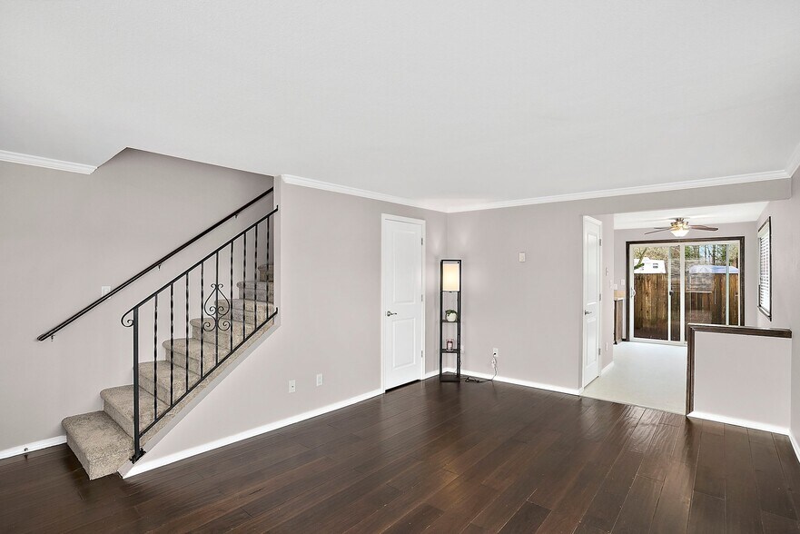 Building Photo - 1016 9th St SE