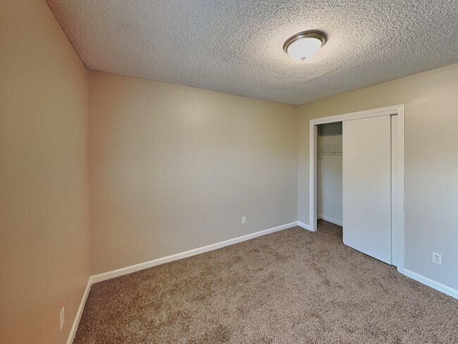 Building Photo - 1017 Hawkview Dr