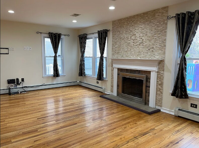 Building Photo - 24 Oak Knoll Dr