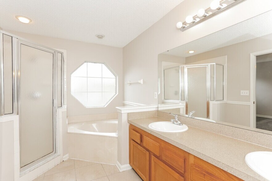 Building Photo - 1694 Aston Hall Dr E