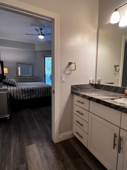 Building Photo - 945 E Playa del Norte Dr