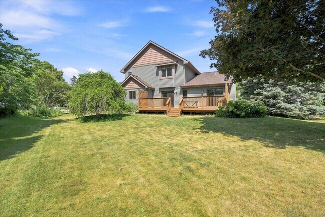 Building Photo - 911 Thomas Dr