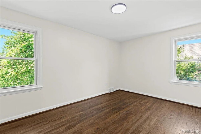 Building Photo - Modern 3-Bedroom Home with Generous Space and Style