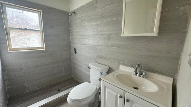 Building Photo - 715 Quill St