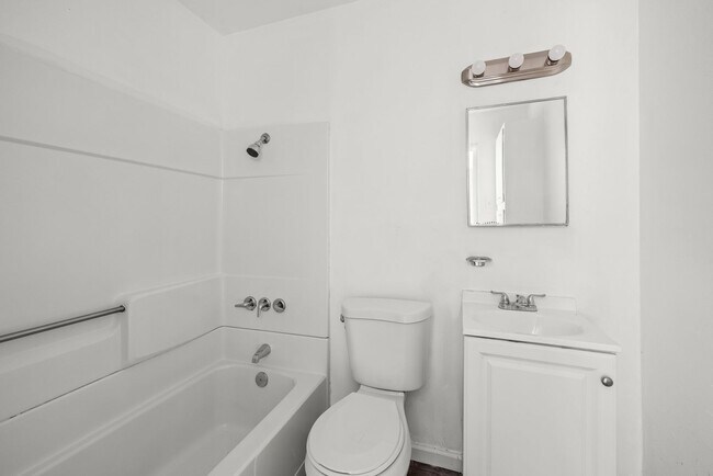 Building Photo - Beautiful 3 Bedroom 2 Bathroom