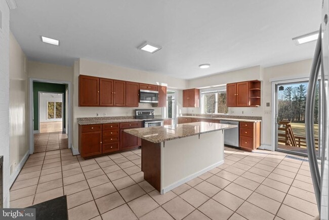 Building Photo - 901 Walker Rd