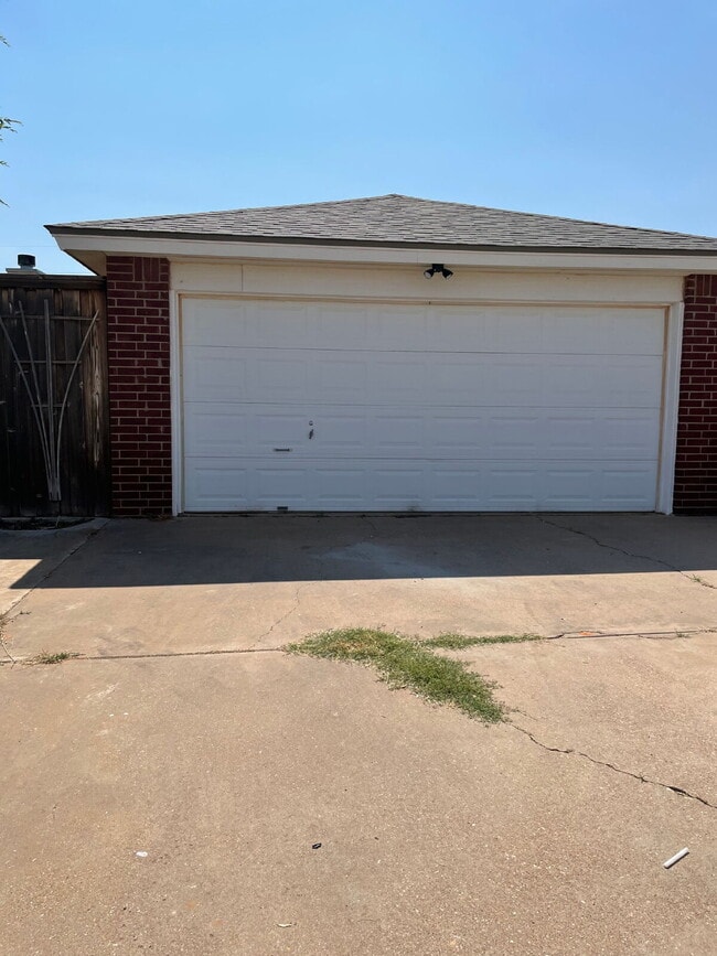 Building Photo - Cute 2 bed/2 bath/2 car garage in a great ...