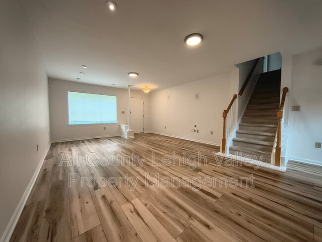 Building Photo - 2879 Hope Ridge Dr