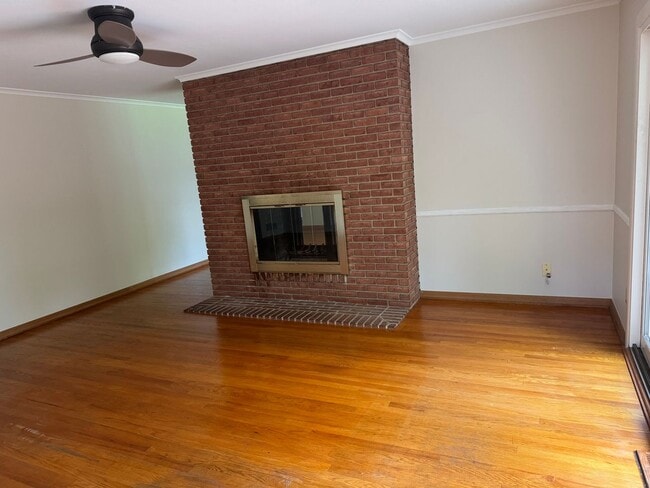 Building Photo - 2030 Chardon Rd