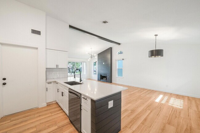 Building Photo - 4707 Alta Loma Dr