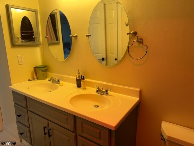 Building Photo - 751 Summer Ave