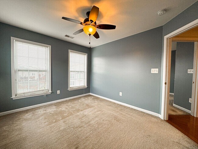 Building Photo - Stunning 3 Bed 2/2 Bath End-Unit Townhome In Desired Stone Ridge South