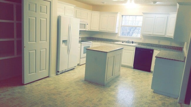 Building Photo - IMPRESSIVE CUSTOM BUILT HOME ON 16TH STREET