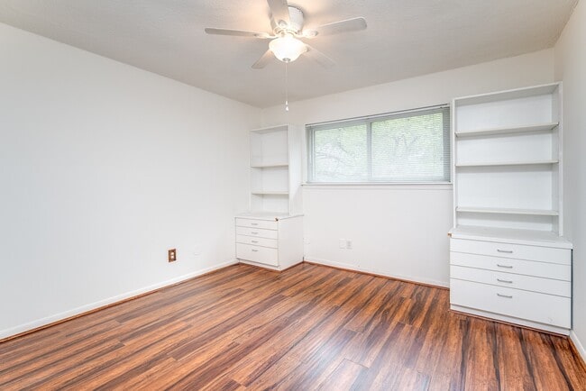 Building Photo - 3927 Pleasant Valley Dr