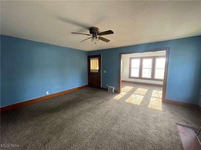 Building Photo - 301 Roslyn Ave NW