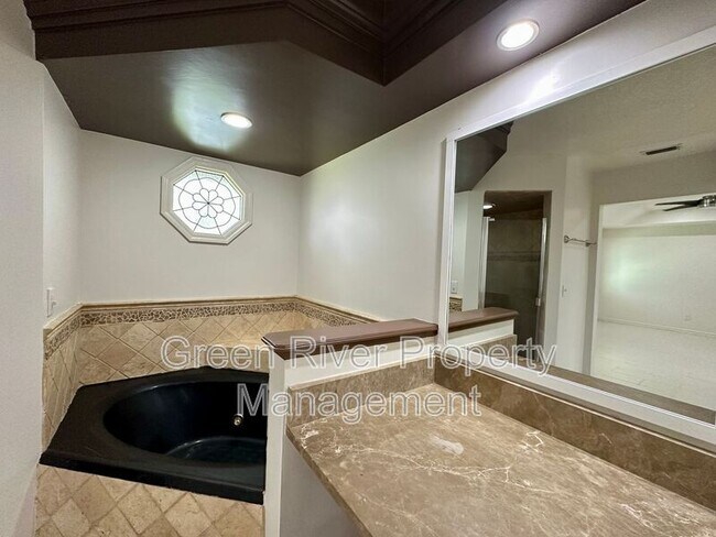 Building Photo - 3288 Deerfield Pointe Dr