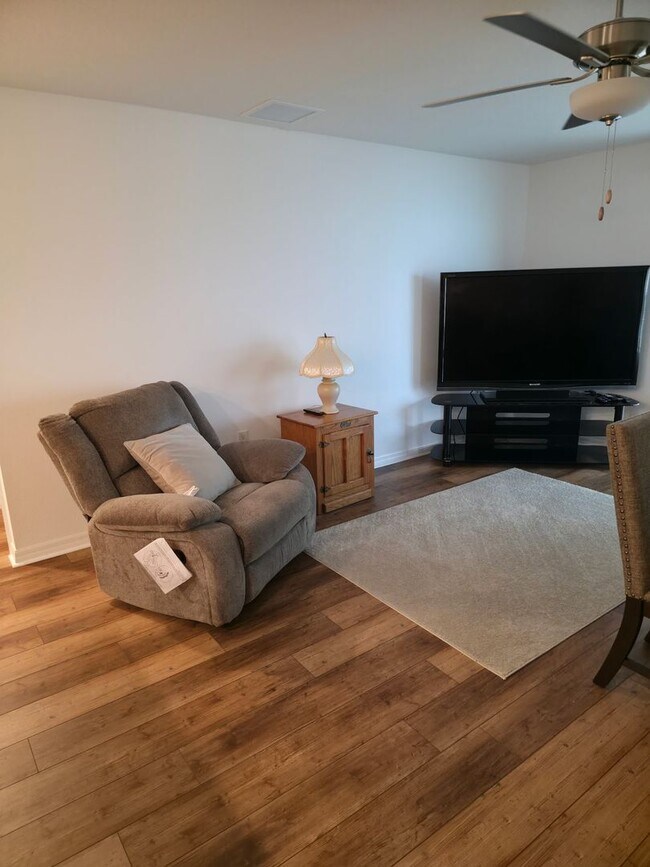 Building Photo - Brand New 3/2/2 furnished close to I75 to commute to Tampa or Ocala.