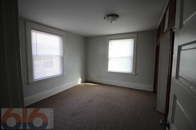 Building Photo - 243 Valley Ave NW