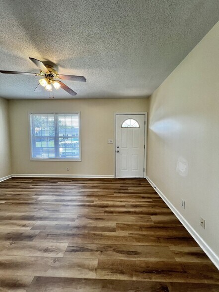Building Photo - "Charming 2-Bedroom Retreat with 912 Sq Ft of Cozy Living in Oak Grove!"