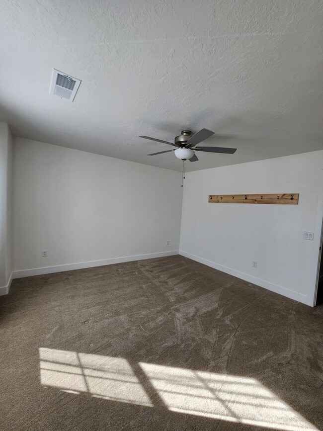 Building Photo - Beautiful Modern Townhome with Spacious La...