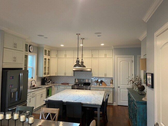 Building Photo - 4BR/4.5BA Furnished Townhome For Rent