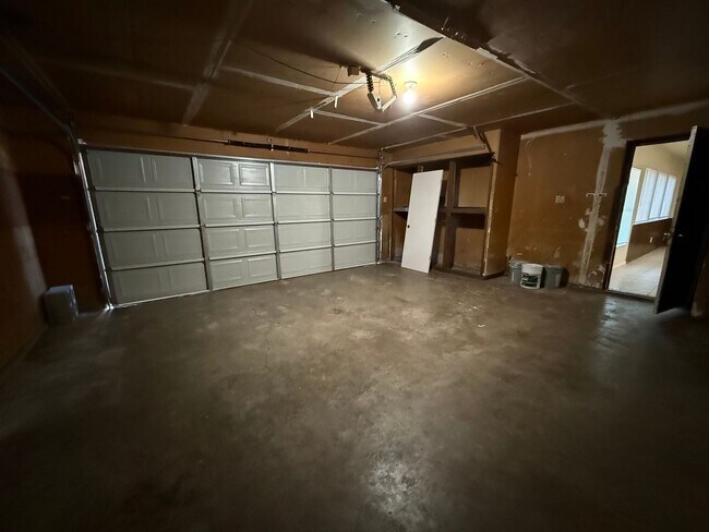 Building Photo - Nice and Spacious Home