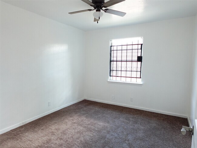 Building Photo - 8022 Woodlyn Rd