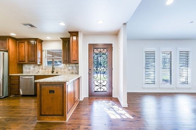 Building Photo - COMING APRIL 2026!!! Stunning Country Club Townhome!!