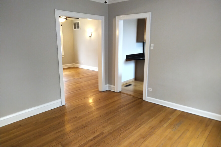 Building Photo - 2449 W Ardmore Ave