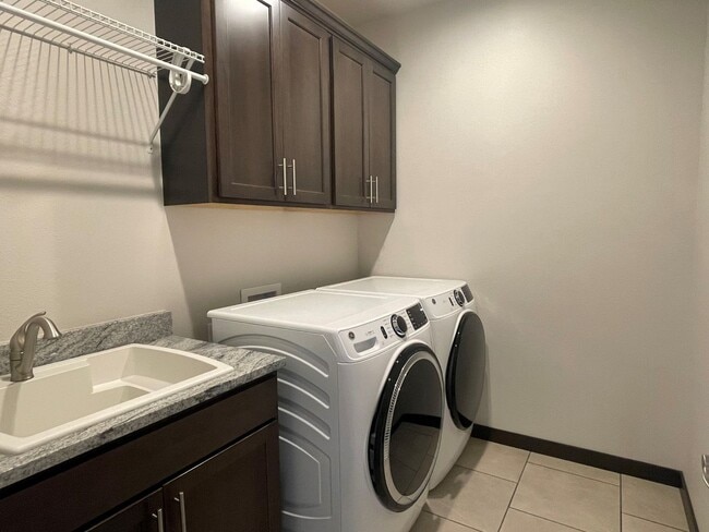 Building Photo - Now renting 3 bedroom 2 bathroom House