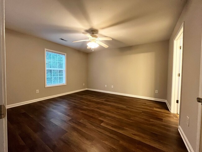 Building Photo - Available November 2024, 3 Bedroom 2 Bathr...