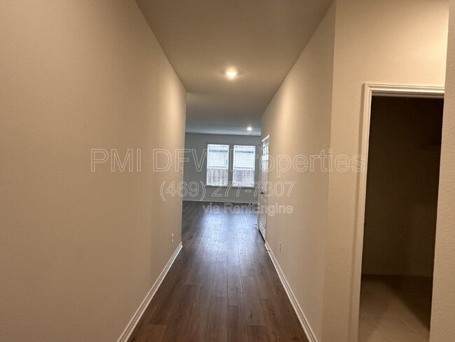 Building Photo - 663 Saxony Dr